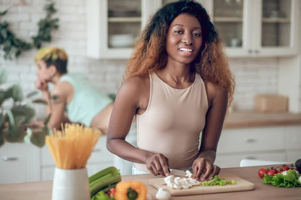 Afrikaans amerikaanse vrouw het bereiden van voedsel en Kaukasische vriendin — Stockfoto