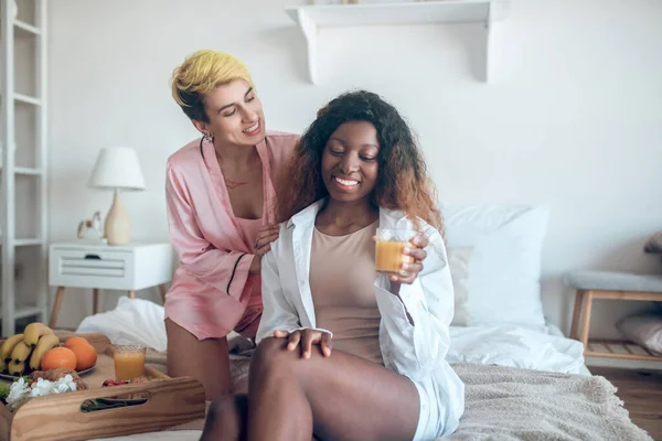 ベッドで幸せを伝える二人の女性 — ストック写真