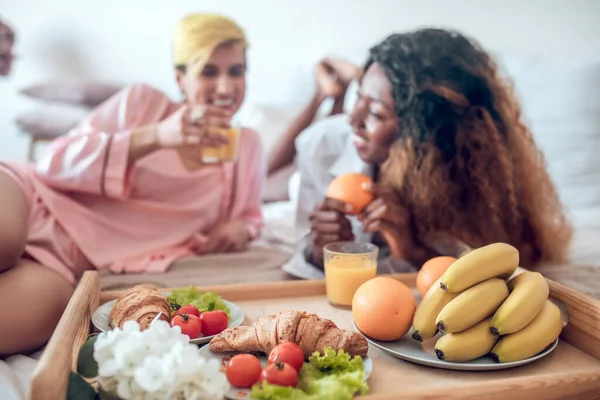 Plateau de petit déjeuner léger et deux petites amies heureuses — Photo