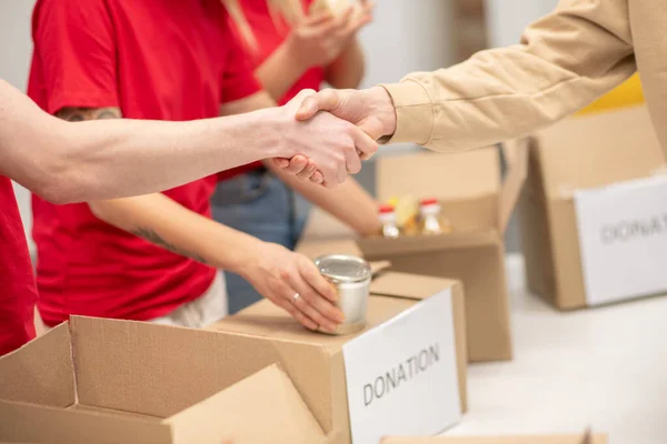 Handslag i tacksamhet till volontären på välgörenhetscentret — Stockfoto