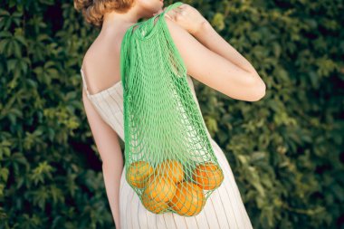 Genç vejetaryen marketten eve meyve getiriyor.