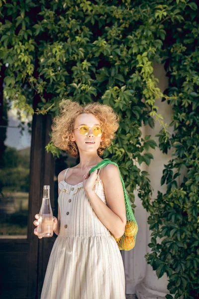 Ung vegan går hem från butiken med frukt — Stockfoto