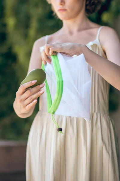 Een foto van een jonge leuke vrouw met een pak groenten in haar handen — Stockfoto