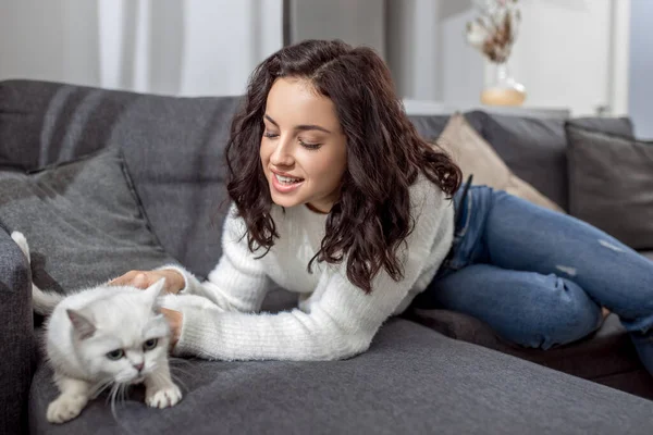 Nette junge Frau verbringt Wochenende zu Hause und fühlt sich wohl — Stockfoto