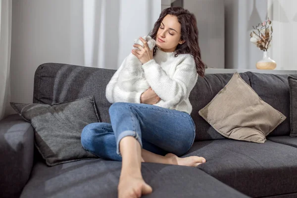 Linda joven pasando fin de semana en casa y sintiéndose tranquilo — Foto de Stock