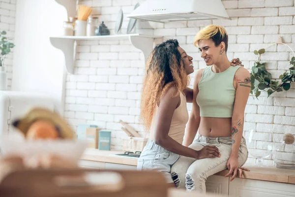 Riéndose novias mirándose en la cocina —  Fotos de Stock