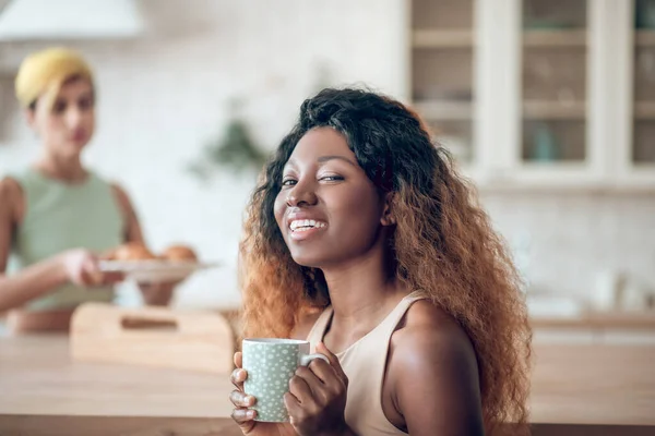 Feliz sonriente mujer afroamericana con café y novia —  Fotos de Stock