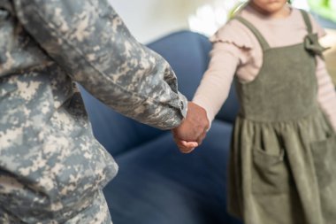 Babası küçük kızına el sıkışıyor.