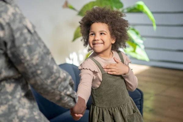 Smiling african american little girl shaking dads hand — Stock Photo, Image
