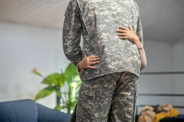Askerin çocuğa sarılışının arkası. — Stok fotoğraf