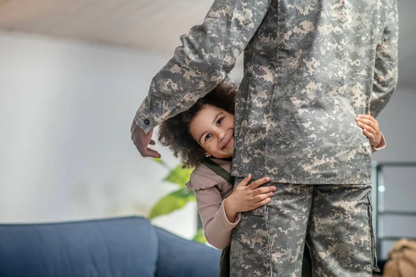 Cute little girl hugging dad in military uniform — Stock Photo, Image