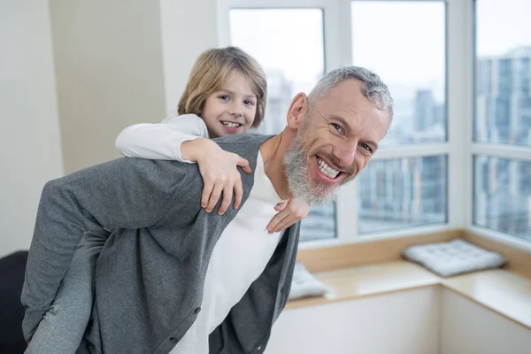 Тато і діти розважаються вдома і виглядають схвильованими — стокове фото