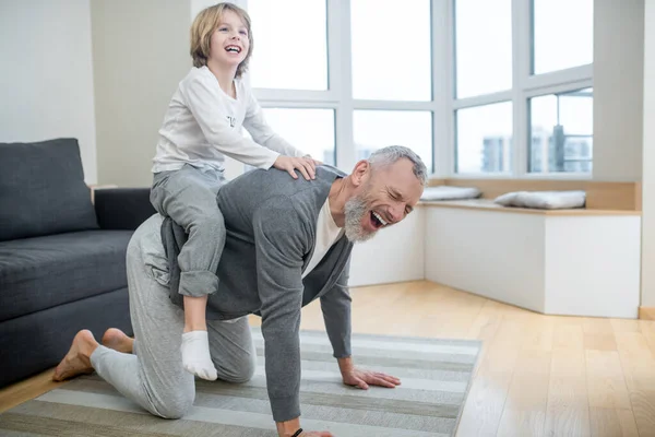 Papà e bambini si divertono a casa e sembrano eccitati — Foto Stock