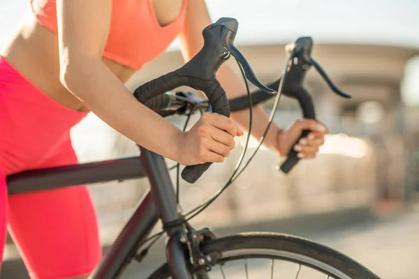 Крупный план женщины на гоночном велосипеде — стоковое фото