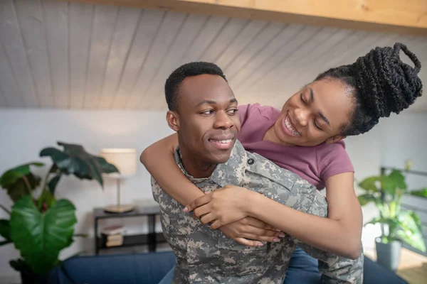 Jonge militaire man en vrouw in vrolijke stemming — Stockfoto