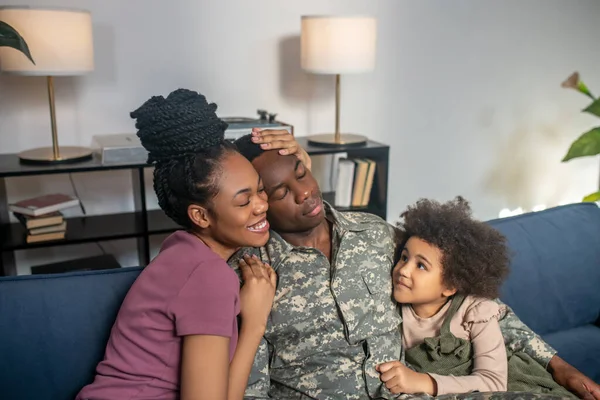 Militaire man met vrouw en dochtertje thuis — Stockfoto