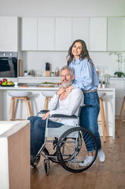 Bir çift evde konuşuyor ve birlikte zaman geçiriyorlar.