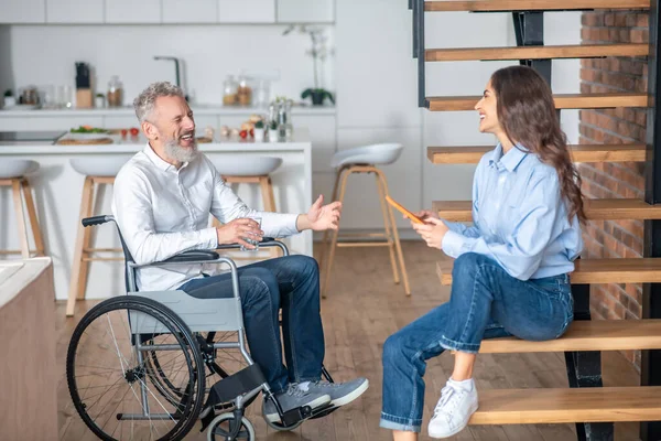 Una pareja en casa hablando y pasando tiempo juntos — Foto de Stock