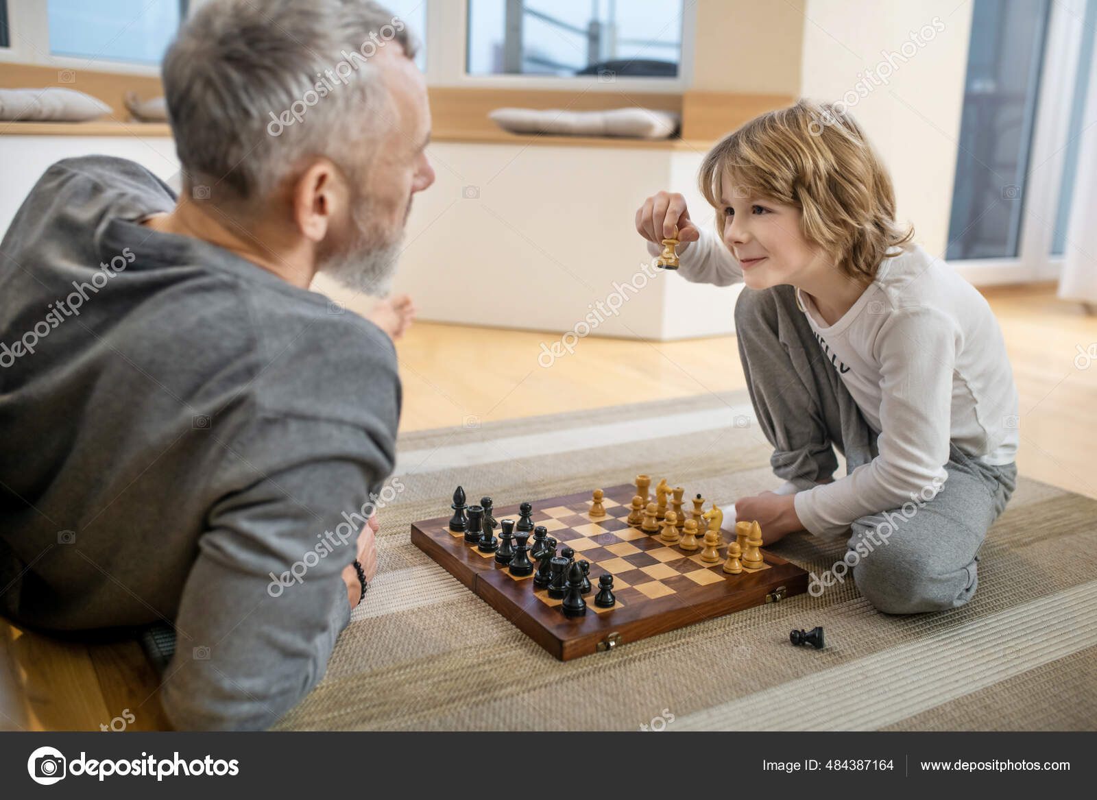 Feliz Pai E Filho Jogando Xadrez No Fotos e imagens sem royalties