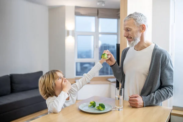 Mature man and his son having breakfast together — Stock Photo, Image
