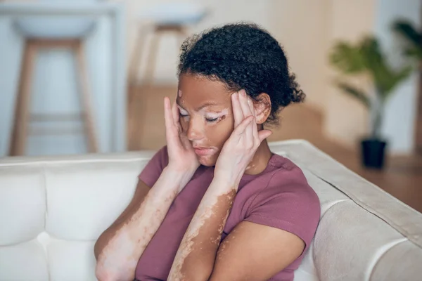 Mujer joven de piel oscura que sufre de dolor de cabeza — Foto de Stock