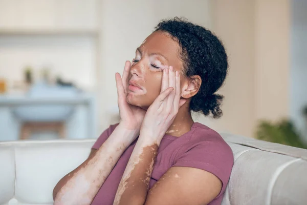 Mujer joven de piel oscura que sufre de dolor de cabeza — Foto de Stock