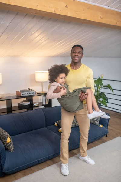 Junger starker Vater, der Tochter im Arm hält — Stockfoto