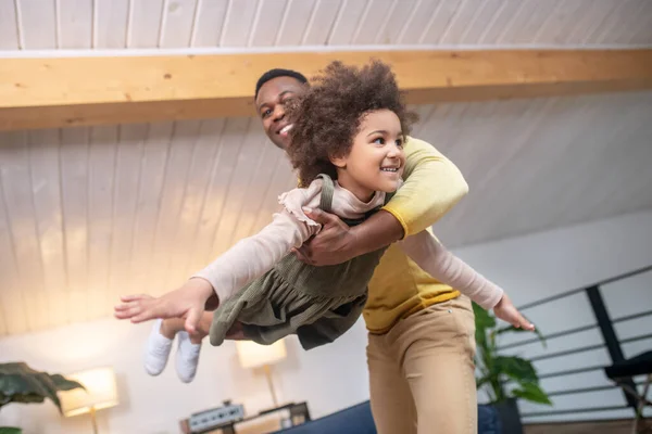 Papá sosteniendo a su hija en el aire —  Fotos de Stock