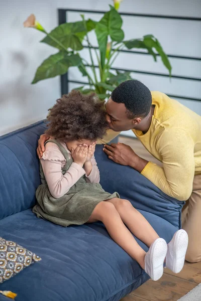 Ragazzina che copre il viso con le mani e il papà preoccupato — Foto Stock