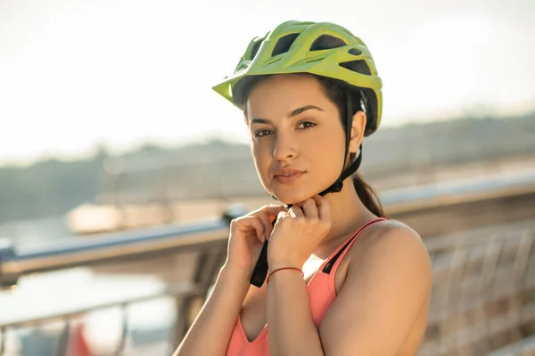 ヘルメットをかぶっている女性サイクリストのクローズアップ写真 — ストック写真
