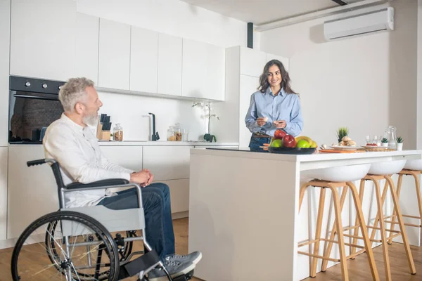 Hombre discapacitado de pelo gris y su esposa en casa antes del desayuno — Foto de Stock