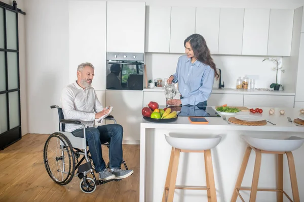 Hombre discapacitado de pelo gris y su esposa en casa antes del desayuno — Foto de Stock