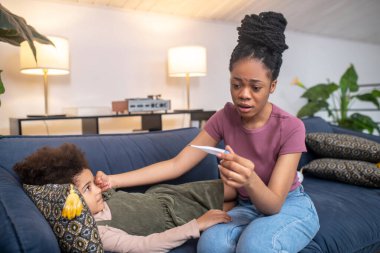 Annemi termometreyle ve yalancı küçük kızla şok etti.