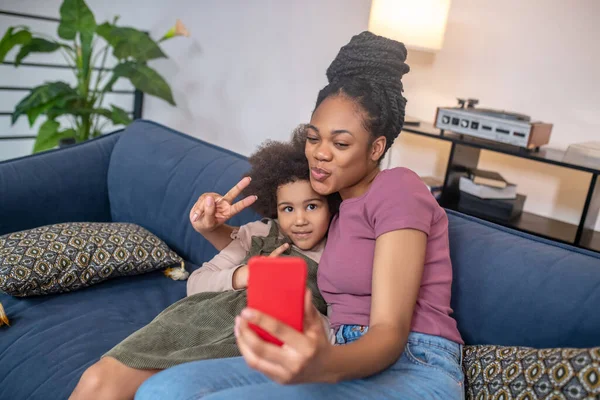 Cheerful mom with daughter taking selfie on smartphone — Stock Photo, Image