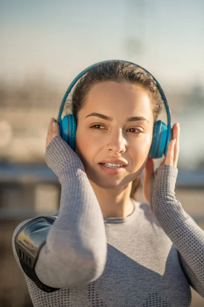 Waist up picture of a girl in headphones looking enjoyed — Fotografia de Stock