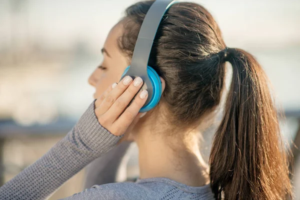 Close up of a girls head in headphones — Fotografia de Stock