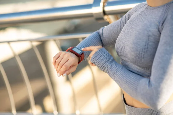 Close up picture of female hand with a smartwatch on it — Stockfoto