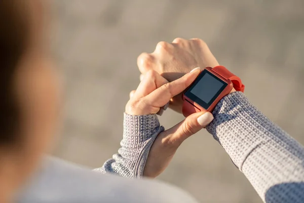 Close up picture of female hand with a smartwatch on it — Foto de Stock