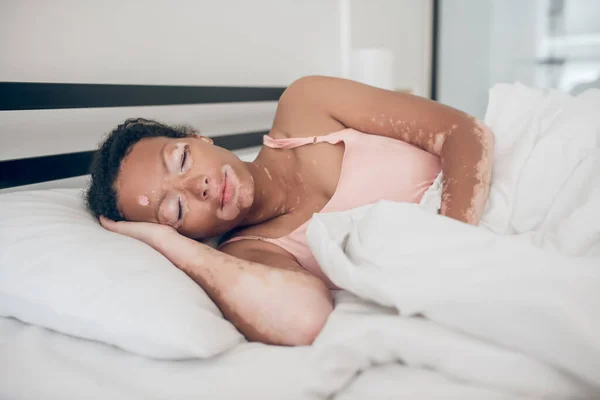 Young woman lying in bed and feeling peaceful — Fotografia de Stock