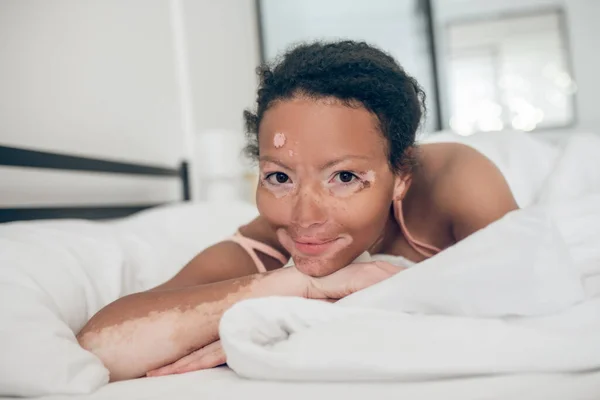 Young woman lying in bed and feeling peaceful — Φωτογραφία Αρχείου