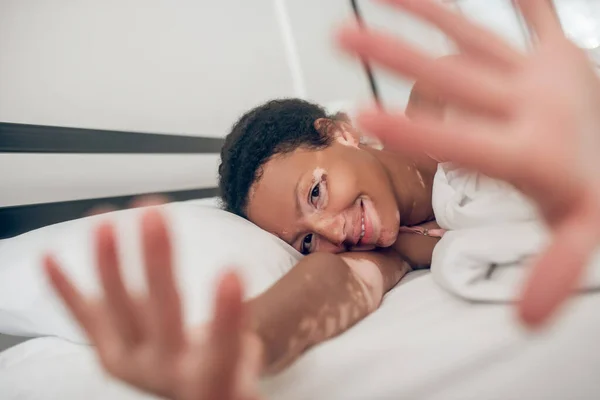 Young woman lying in bed and feeling peaceful — Stockfoto