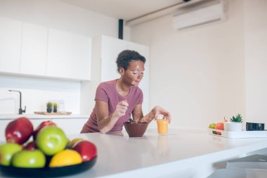 Dark-skinned cute young woman having a healthy breakfast