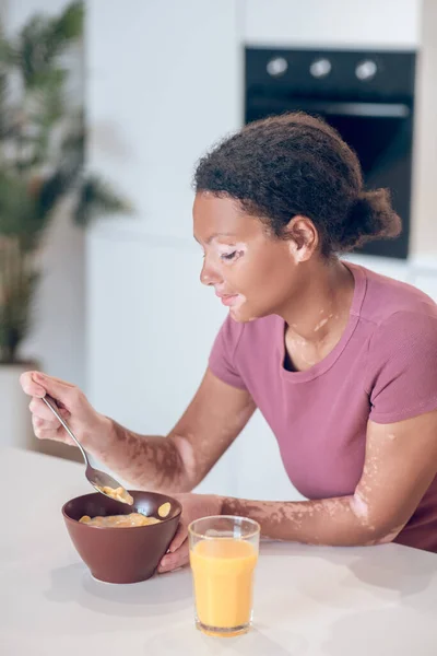 Dark-skinned young woman having breakfast at home — Foto de Stock