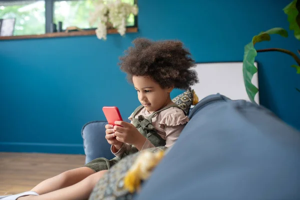 Κοριτσάκι με smartphone στο σπίτι στο δωμάτιο — Φωτογραφία Αρχείου