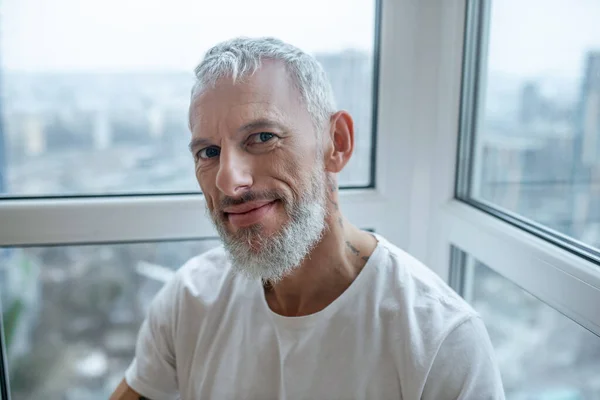 Un retrato de un hombre de pelo gris sonriendo — Foto de Stock