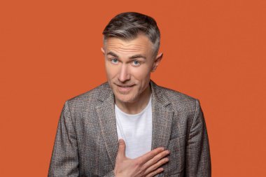 Dost canlısı bir adam jestle karşılar ve bakar.