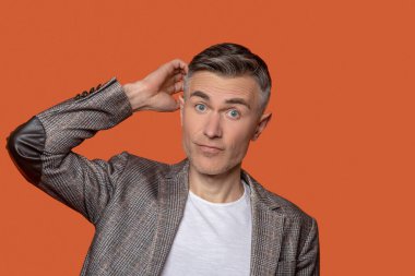 Nazik adam kafaya dokunuyor.