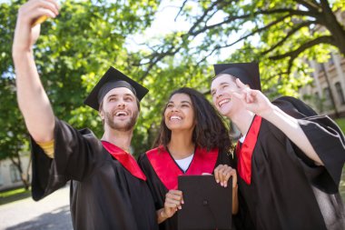 Bir grup mezun birlikte zaman geçirir ve birlikte hissederler.