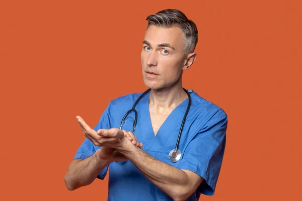 Man met stethoscoop luistert naar zijn pols — Stockfoto