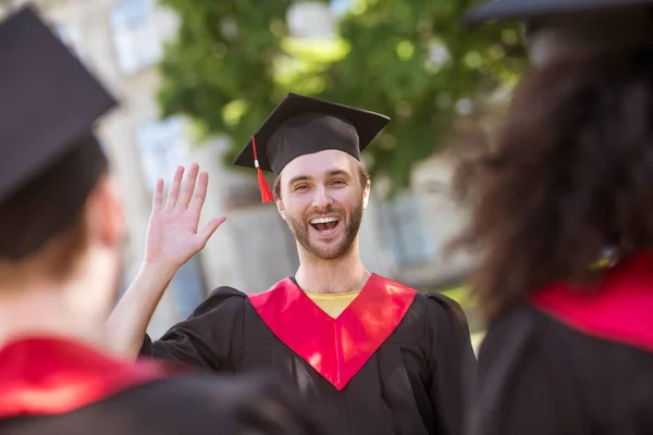 Hochschulabsolventen fühlen sich glücklich und lächeln freundlich — Stockfoto